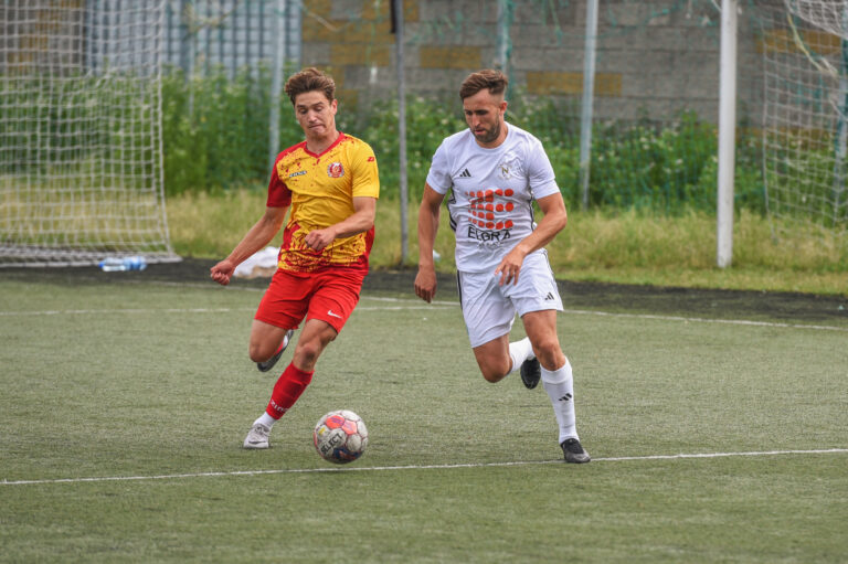 Lider minimalnie mocniejszy